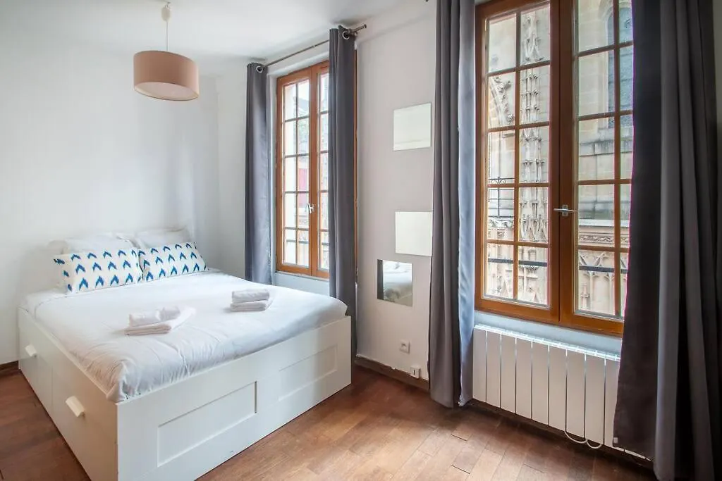 Studio Spacieux Dans Le Beau Quartier Du Marais contacts